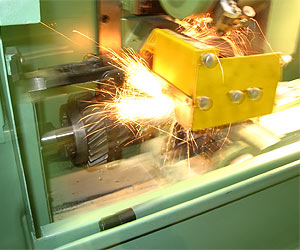 Фото шліцешліфувального верстата 3В451 з ЧПУ. Фото шліцешліфувального верстата 3В451 з ЧПУ.